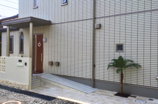 白い石の門と玄関