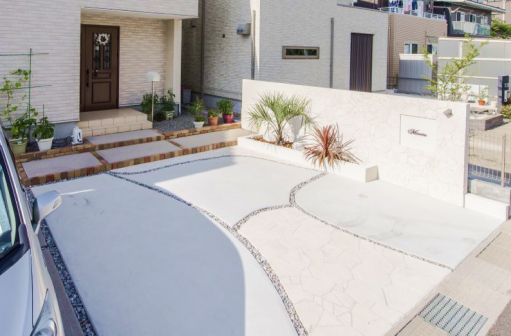 白い石の門と玄関