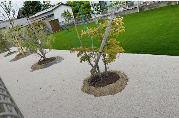 外壁にスプレーで塗装している様子