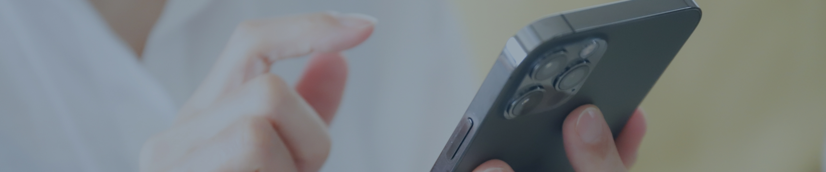 スマホを手に持つ写真