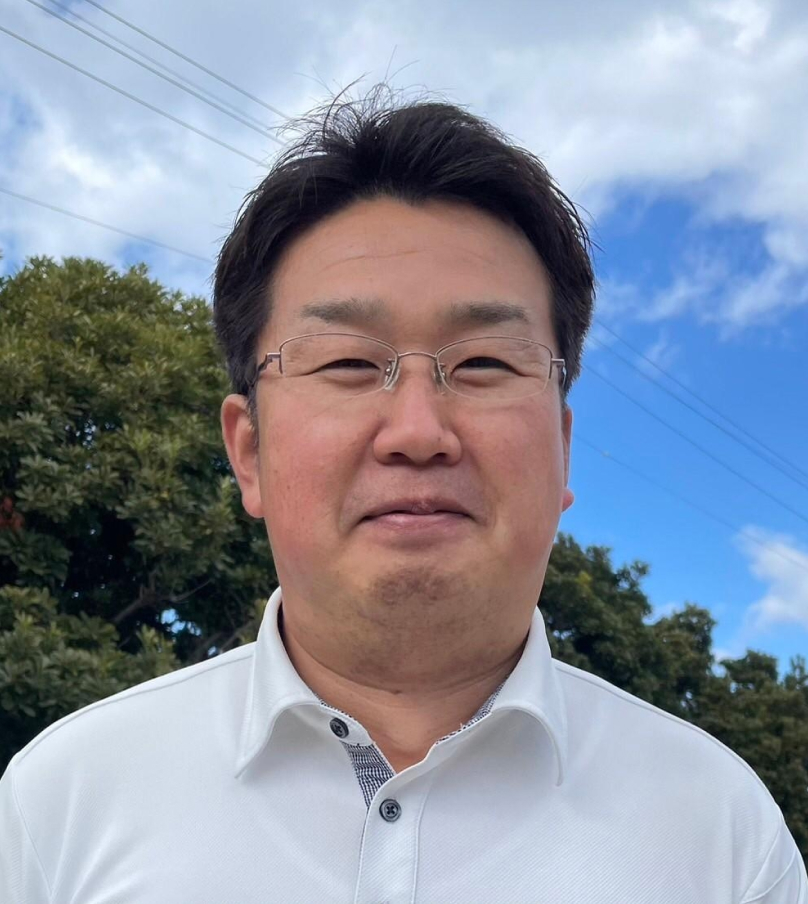 空をバックにオーナーがにっこり微笑んでいる正面写真